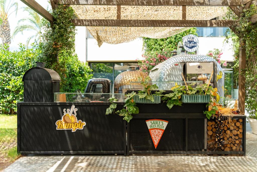Kumpir un picas stends pie DoubleTree by Hilton Antalya-Kemer, ar zaļumiem apaugušām detaļām.