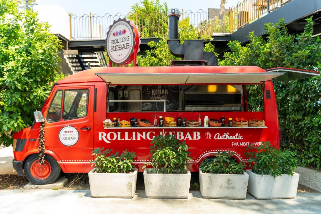 Rolling Kebab ēdienu kravas automašīna pie DoubleTree by Hilton Antalya-Kemer