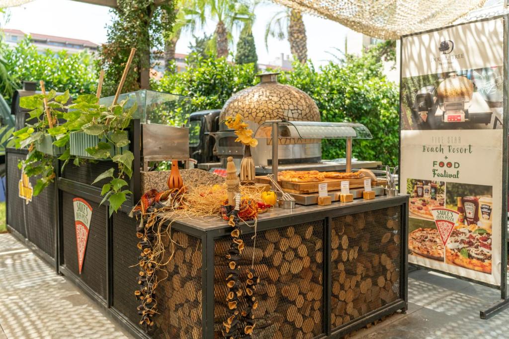 Pārtikas stends ar dažādiem ēdieniem pie DoubleTree by Hilton Antalya-Kemer