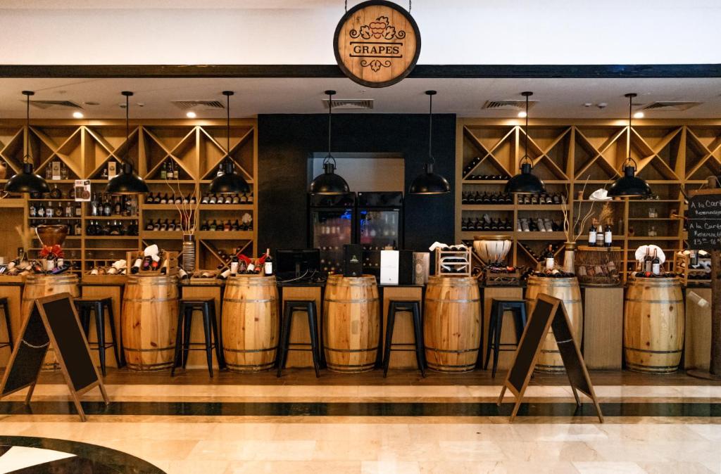 Vīna bārs ar koka mucām DoubleTree by Hilton Antalya-Kemer