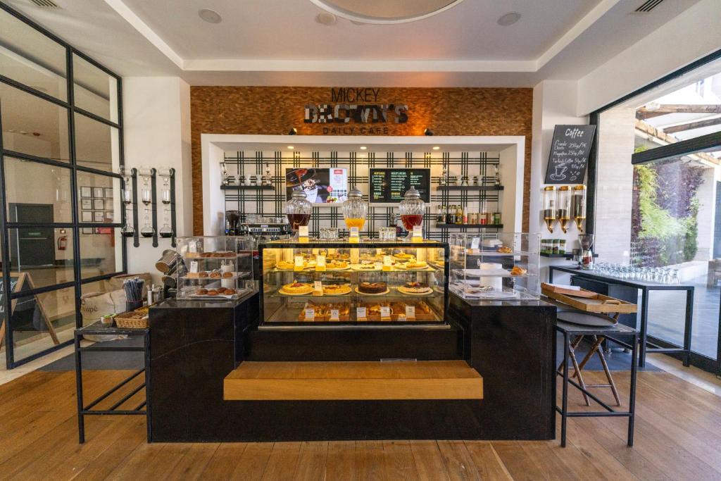 Kafejnīca Mickey's Daily Cafe viesnīcā DoubleTree by Hilton Antalya-Kemer