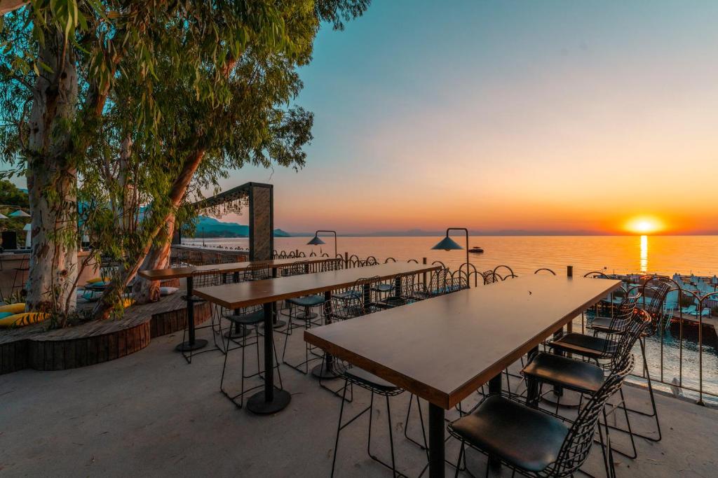 Saule riet pie DoubleTree by Hilton Antalya-Kemer pludmales terases