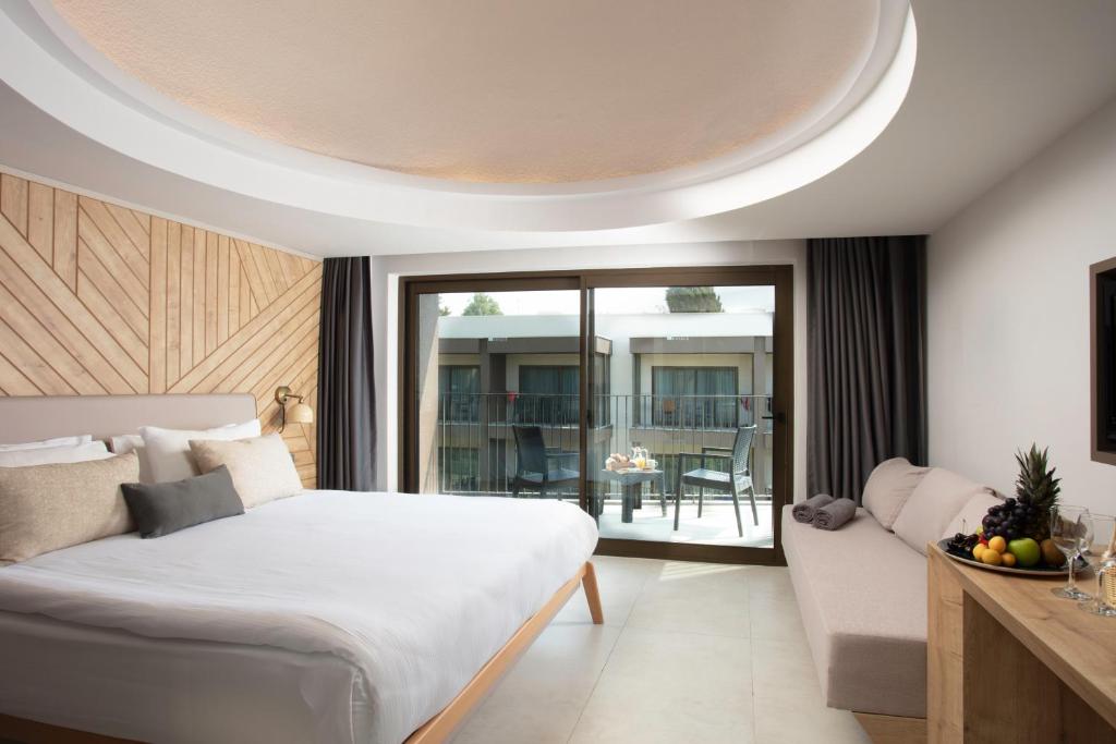 Mūsdienīgs numurs viesnīcā Paloma Orenda ar balkonu un skatu uz dārzu.