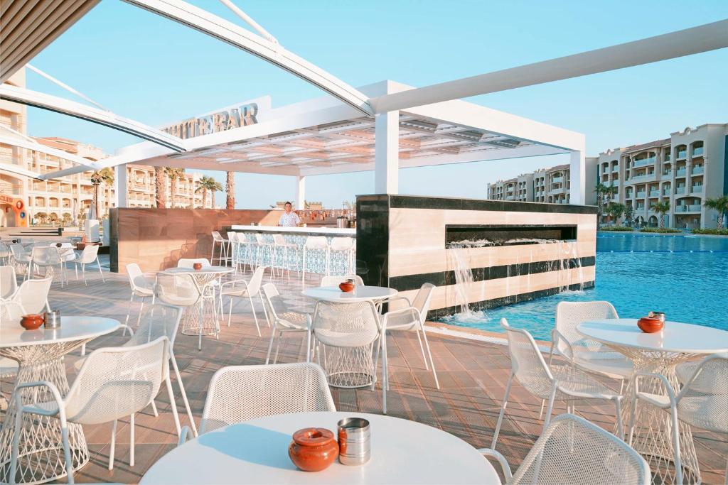 Albatros White Beach Resort baseins un bārs pie ūdens.