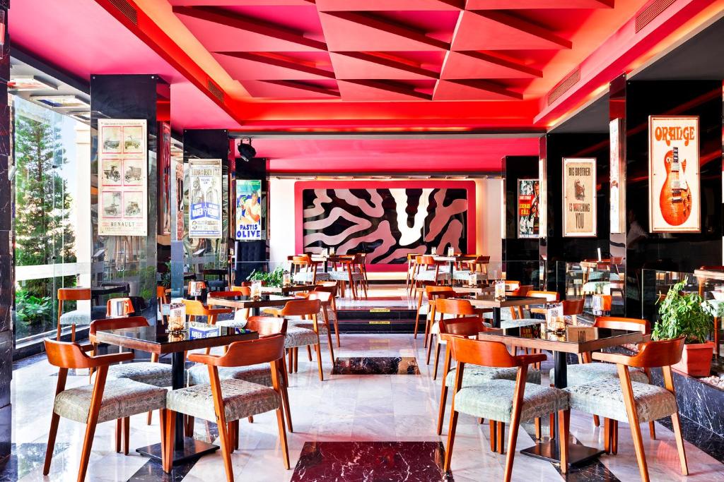 Moderns restorāns Albatros White Beach Resort ar dzīvīgu interjeru