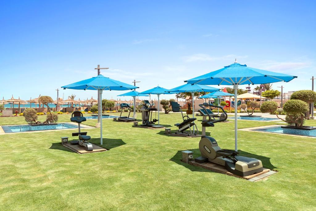 Albatros White Beach Resort āra trenažieri ar ziliem saulessargiem piekrastē