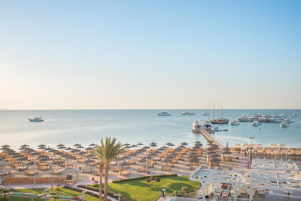 Albatros White Beach Resort piekrastes skats ar sauļošanās krēsliem un jahtām