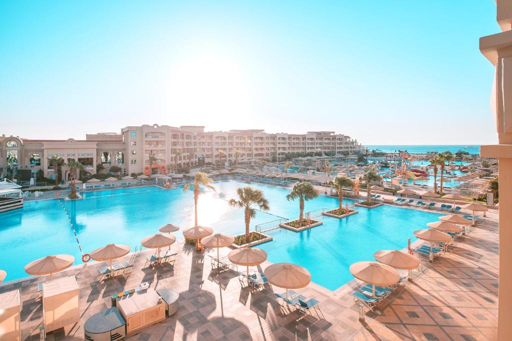 Albatros White Beach Resort baseins ar palmām un sauli