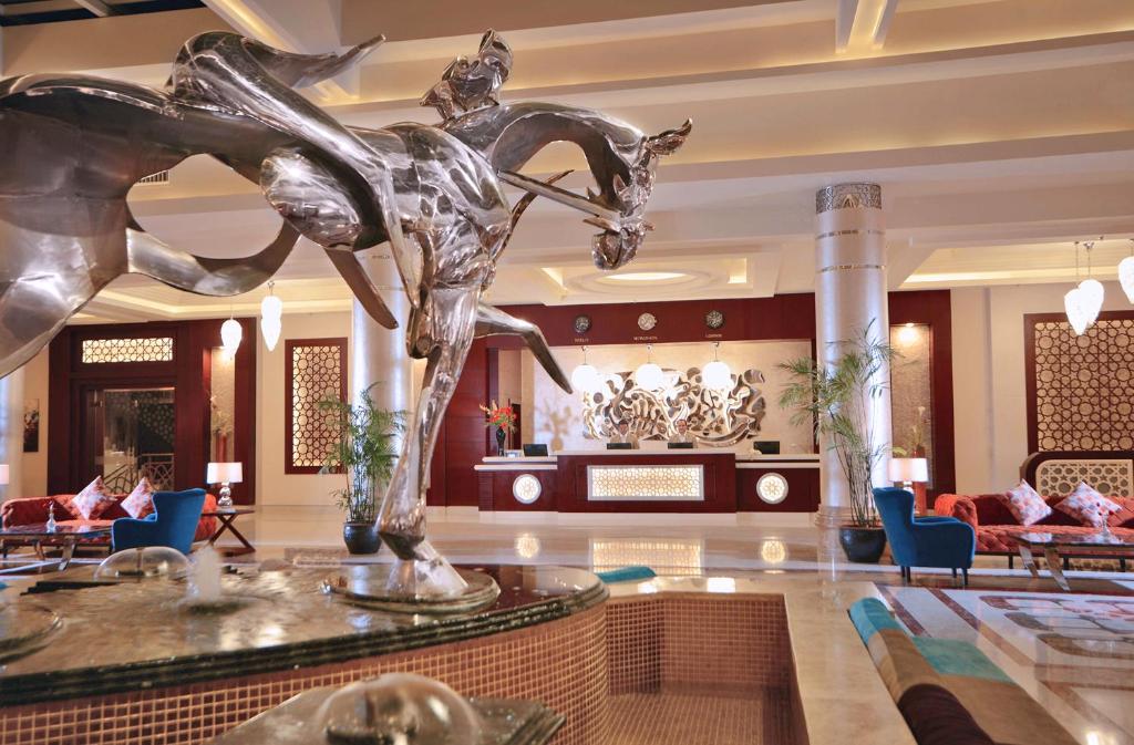 Albatros White Beach Resort izsmalcināta recepcija ar metāla skulptūru.