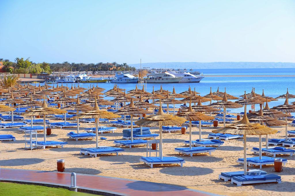 Pludmale pie Albatros White Beach Resort ar saulessargiem un pludmales krēsliem