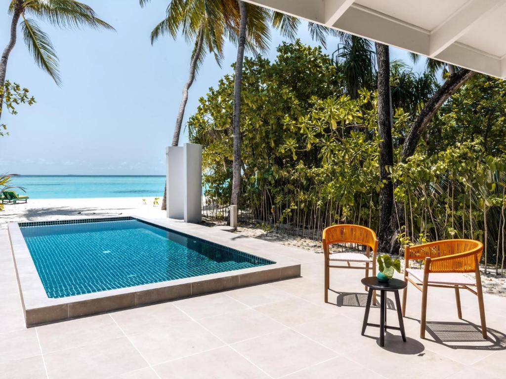 Pludmales villa ar privātu baseinu, palmām un skatu uz okeānu. Ideāla atpūtas vieta saulainā klimatā.