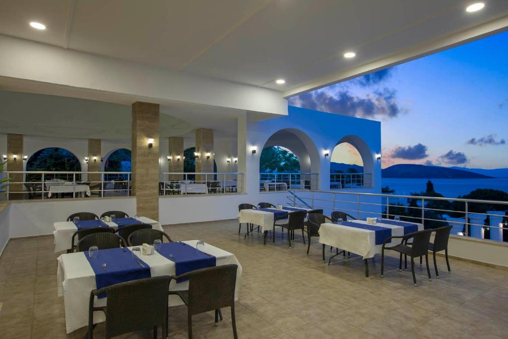 Restorāns piekrastē ar skatu uz saulrietu, Holiday Inn Resort Bodrum