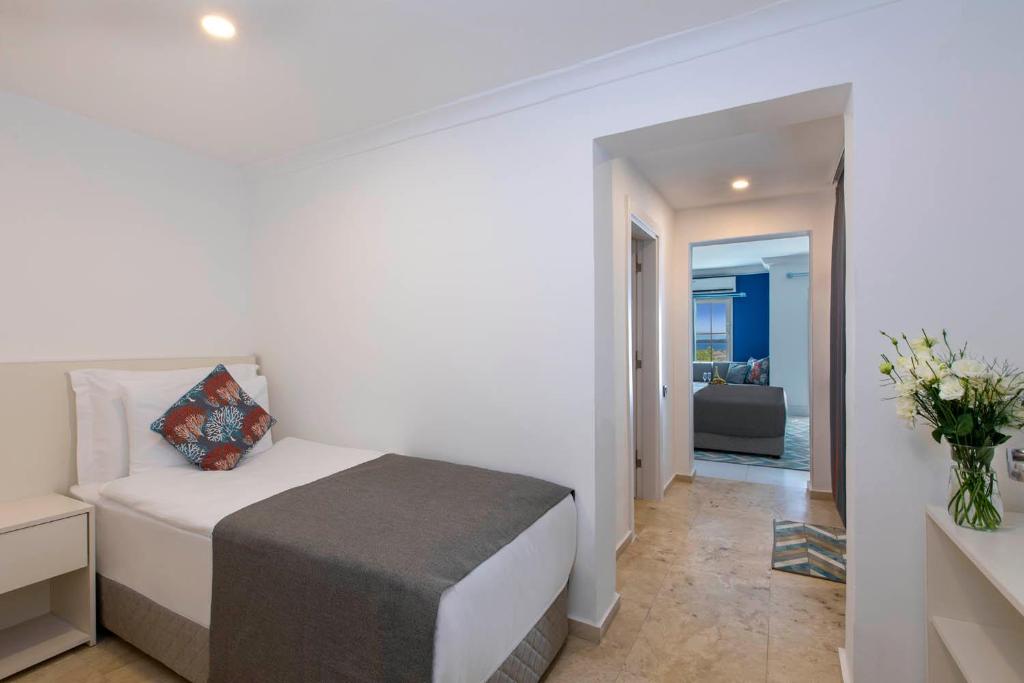 Numurs viesnīcā Holiday Inn Resort Bodrum ar vienguļamo gultu un modernu interjeru.
