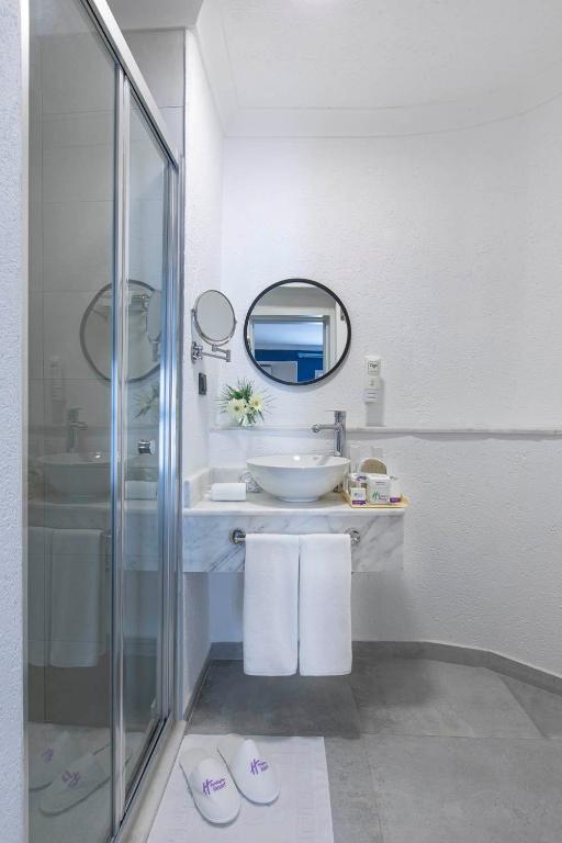 Vannas istaba ar mūsdienīgu dizainu Holiday Inn Resort Bodrum