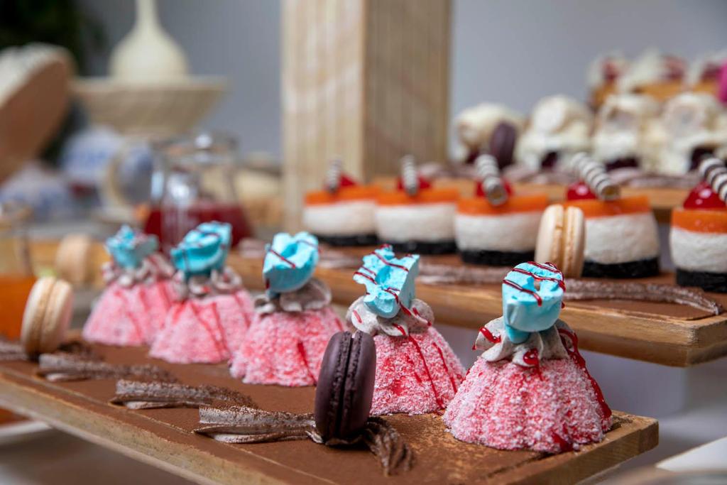 Saldumi no Holiday Inn Resort Bodrum, krāsainas kūkas un deserts.