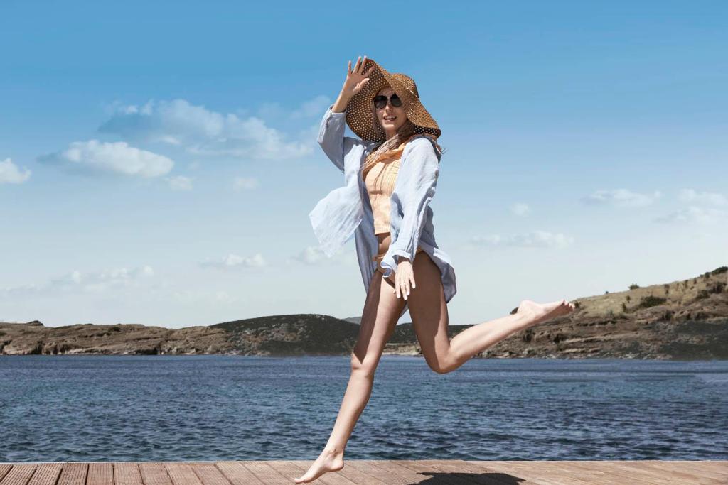 Sieviete izbaudot sauli pie Holiday Inn Resort Bodrum krasta