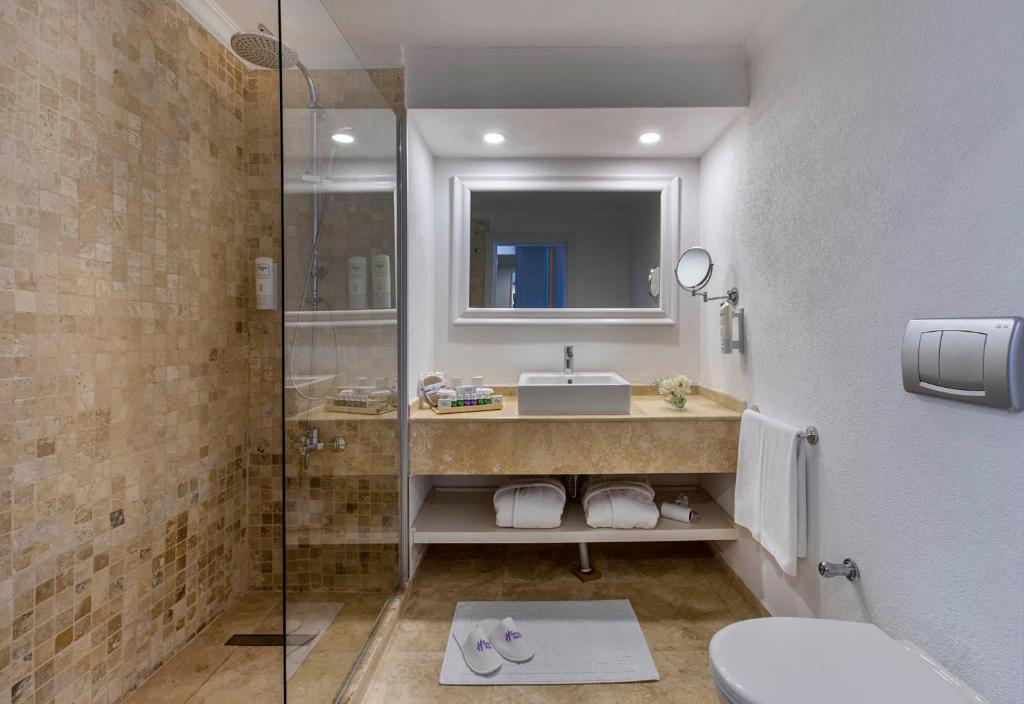Moderns vannas istaba ar stiklotu dušu viesnīcā Holiday Inn Resort Bodrum