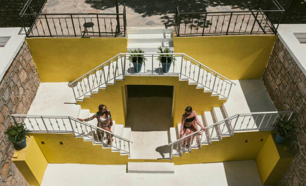 Divas sievietes kāpj pa baltām kāpnēm pie Holiday Inn Resort Bodrum