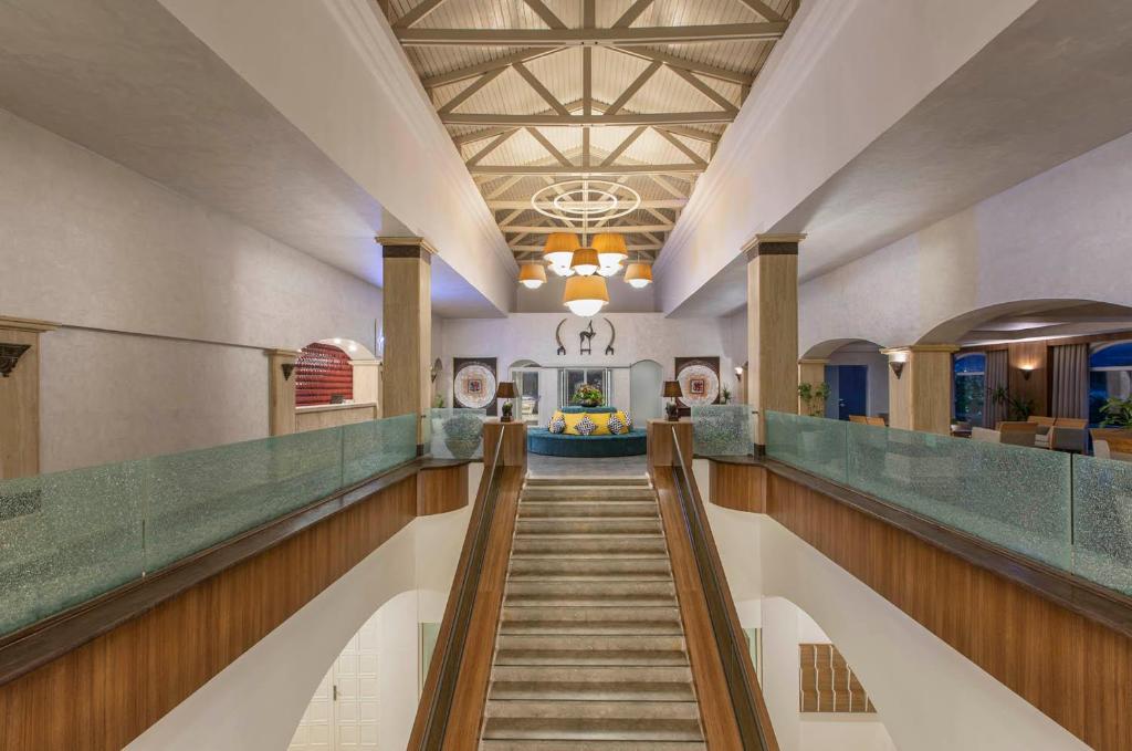 Moderns ieejas halle ar kāpnēm un stilīgu apgaismojumu, Holiday Inn Resort Bodrum