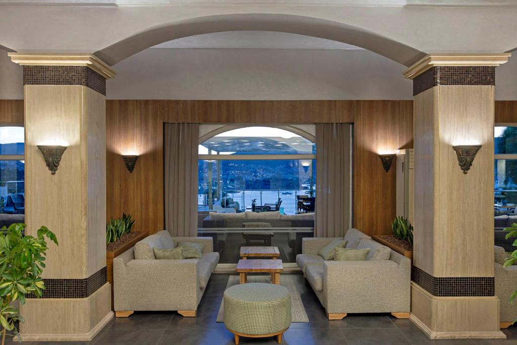 Moderns interjers viesnīcā Holiday Inn Resort Bodrum ar skatu uz piekrasti.