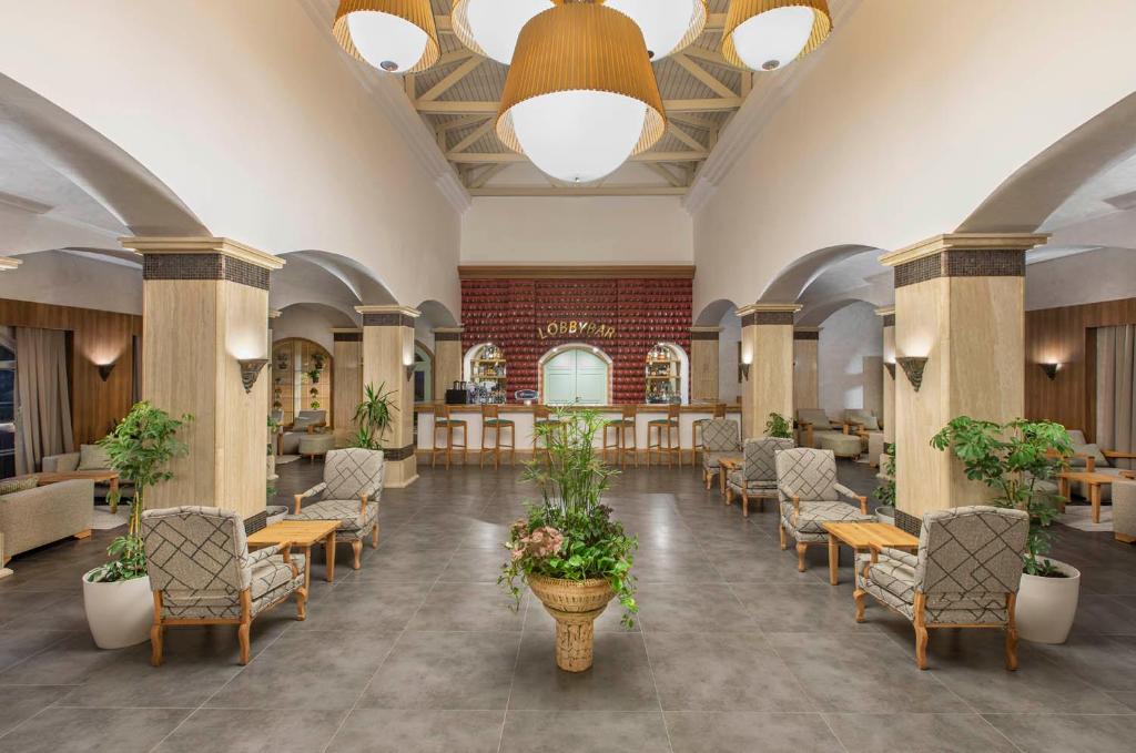 Labi iekārtots viesnīcas lobijs Holiday Inn Resort Bodrum ar komfortablām mēbelēm.