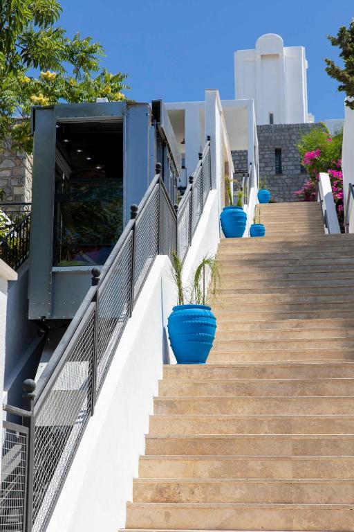 Mūsdienīgs kāpņu ceļš pie Holiday Inn Resort Bodrum ar ziliem podiem.