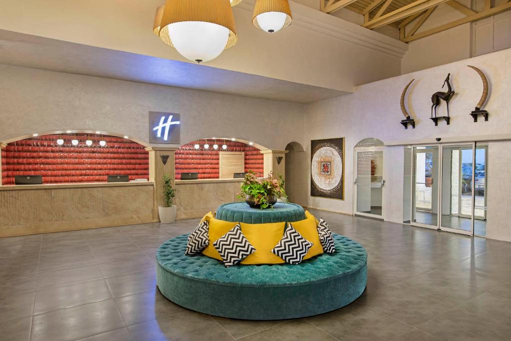 Viesnīcas Holiday Inn Resort Bodrum pieņemšanas zona ar modernu dizainu.