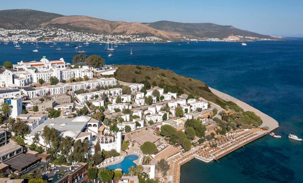 Viesnīca Holiday Inn Resort Bodrum piekrastē ar skaistu skatu uz jūru.
