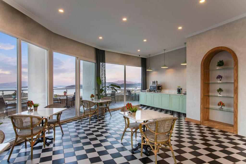 Mūsdienīgs kafejnīca ar skatu uz jūru viesnīcā Holiday Inn Resort Bodrum.