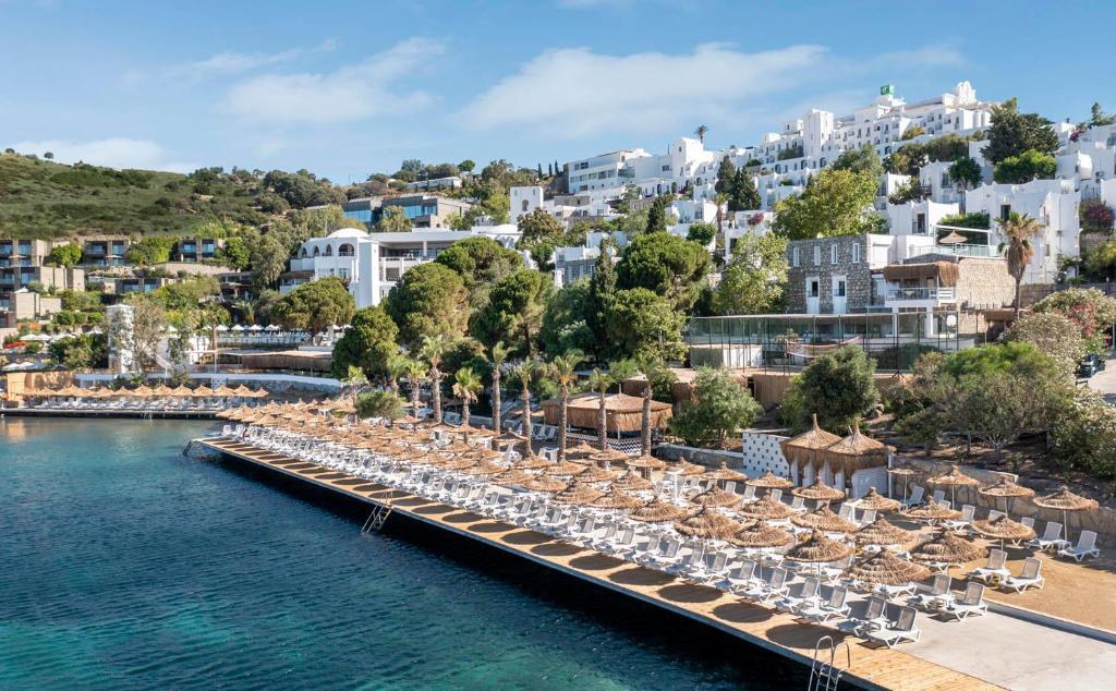 Skats uz pludmali un viesnīcu Holiday Inn Resort Bodrum piekrastē