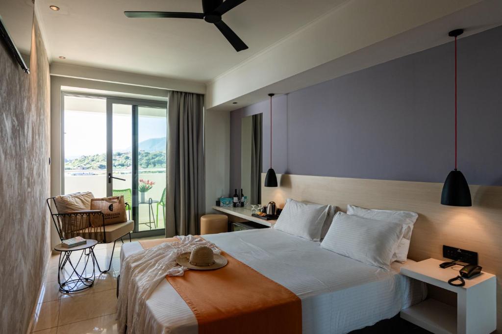 Mūsdienīgs viesnīcas numurs ar skatu uz kalniem, ērta gulta un balkons, kas aicina atpūsties. Interjerā ir eleganti apgaismojumi un mūsdienīgas mēbeles.