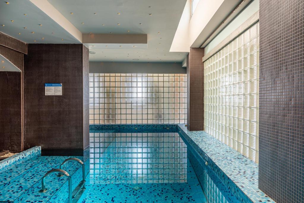 Mūsdienīgs peldbaseins ar mozaīkām un stikla blokiem, kas nodrošina daudz gaismas. Ideāla vieta relaksācijai un atpūtai.