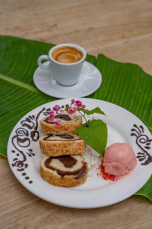 Michamvi Sunset Bay desertu šķīvis ar kafijas tasi.