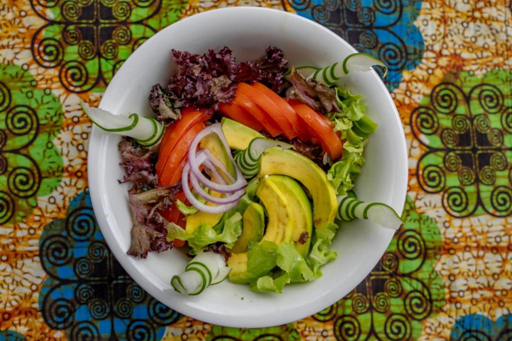 Svaigs salātu šķīvis Michamvi Sunset Bay restorānā