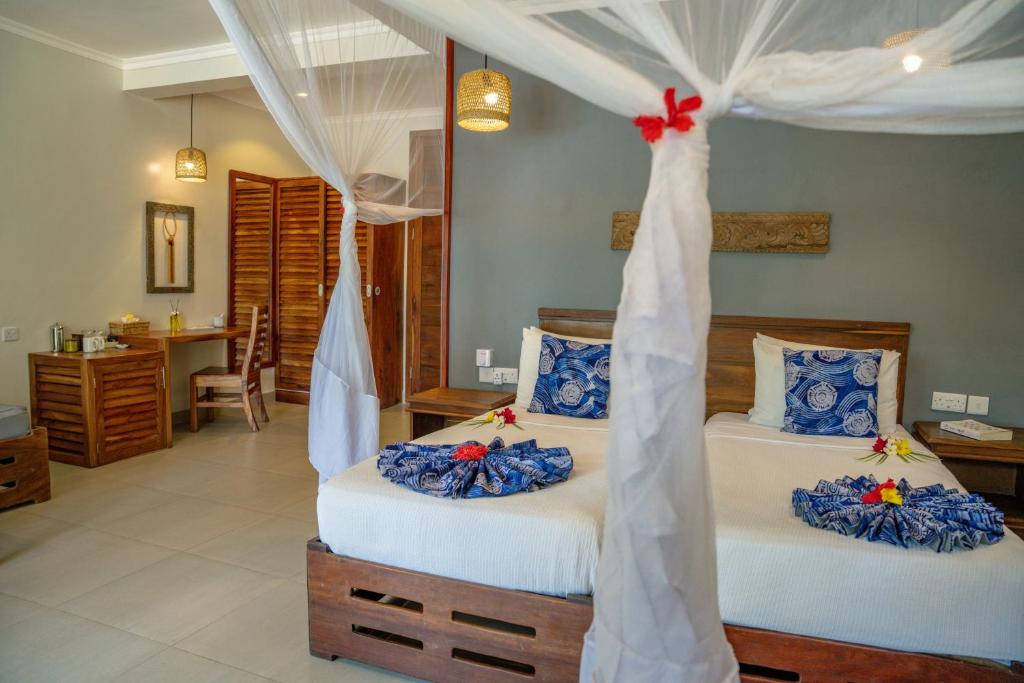 Elegants numurs ar baldahīnu, Michamvi Sunset Bay.