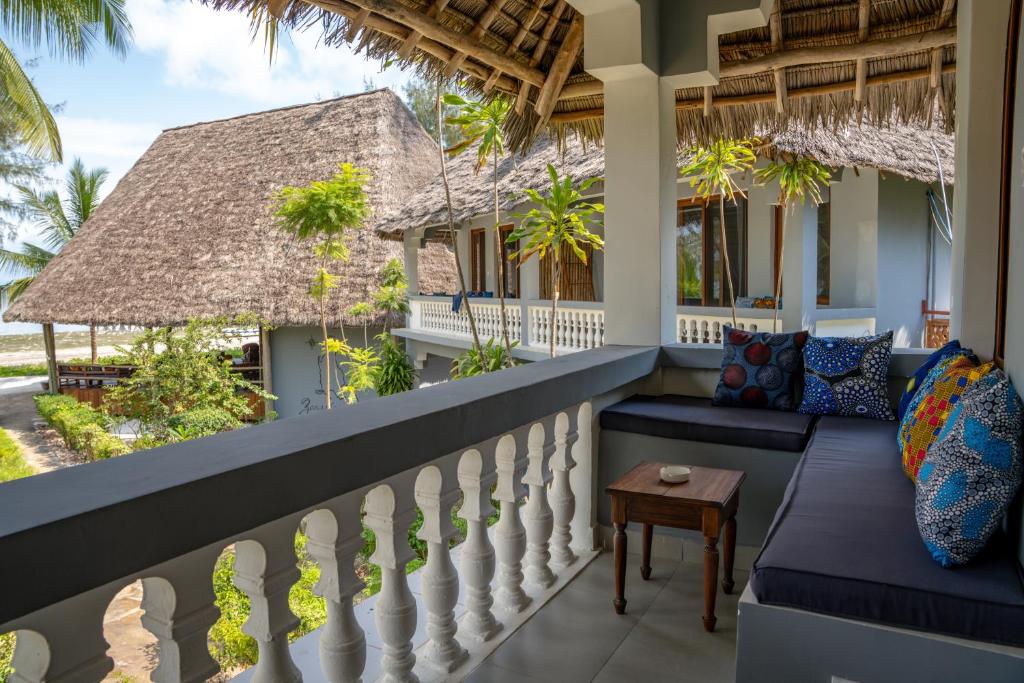 Michamvi Sunset Bay viesnīcas terase ar skatu uz dārzu.