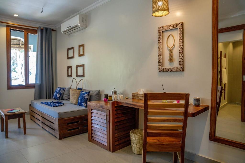 Elegantais numurs viesnīcā Michamvi Sunset Bay ar koka mēbelēm.