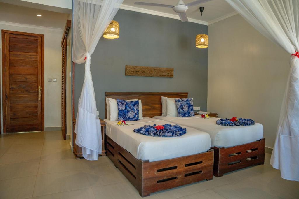 Divvietīgs numurs ar baldahīna gultām viesnīcā Michamvi Sunset Bay.