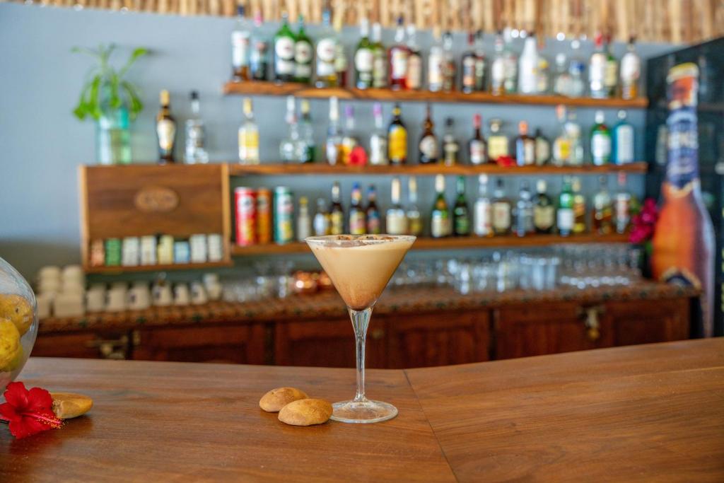 Kokteilis uz bāra letes Michamvi Sunset Bay