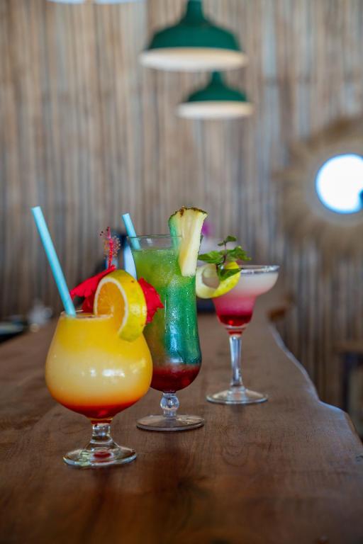 Krāsaini kokteiļi Michamvi Sunset Bay bārā