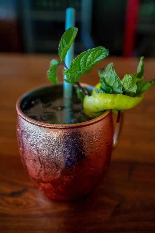 Auksts kokteilis vara krūzē ar piparmētru, Michamvi Sunset Bay