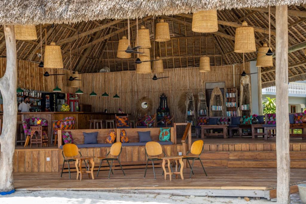 Michamvi Sunset Bay pludmales bārs ar tropisku interjeru