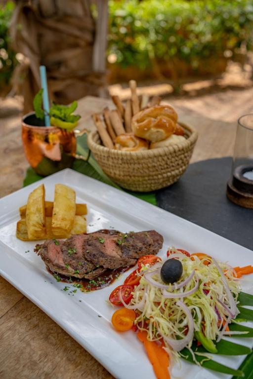 Gurmanu ēdiens ar gaļu un svaigiem dārzeņiem Michamvi Sunset Bay viesnīcā.