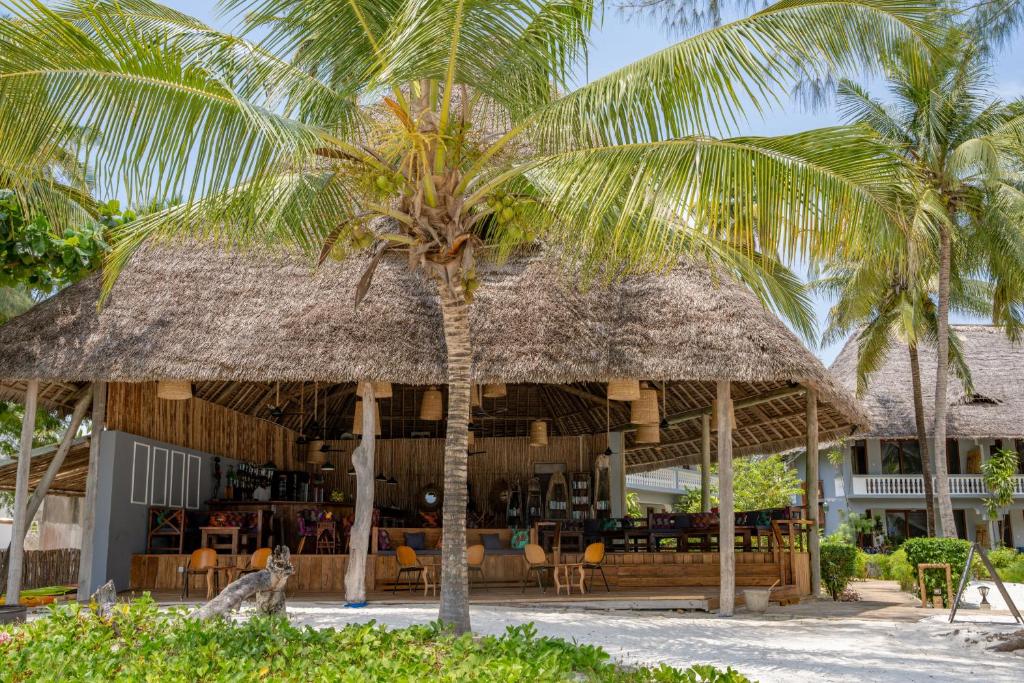 Michamvi Sunset Bay pludmales bārs ar palmu kokiem.