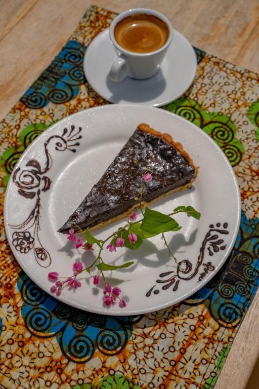 Kafija un deserts uz krāsaina galdauta Michamvi Sunset Bay.