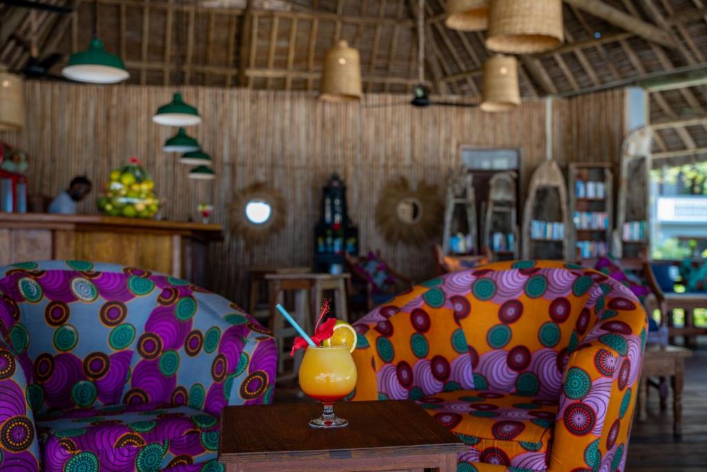 Michamvi Sunset Bay krāsains atpūtas salons ar kokteili