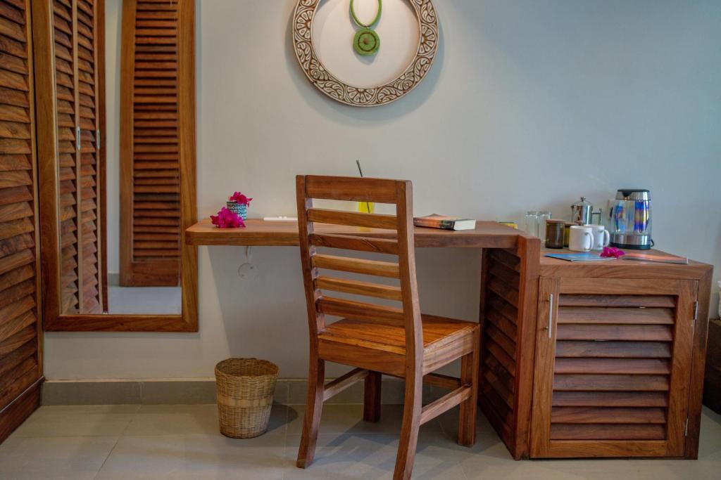 Koka rakstāmgalds numurā Michamvi Sunset Bay viesnīcā.