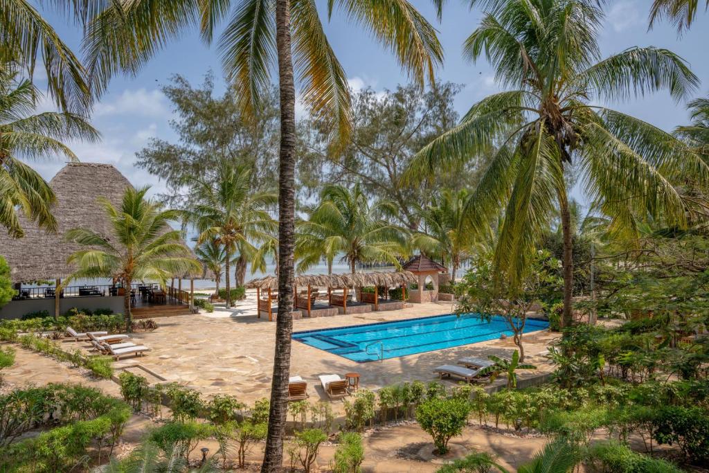 Michamvi Sunset Bay baseins un palmas piekrastē