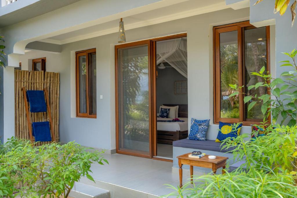 Balkons ar skatu uz dārzu Michamvi Sunset Bay viesnīcā.