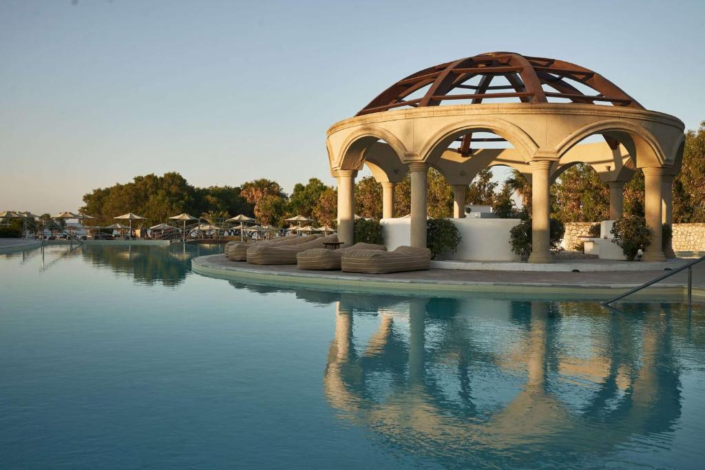 Lindian Village Beach Resort Rhodes, Curio Collection by Hilton, baseins ar paviljonu